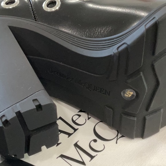 ⭐️⭐️⭐️SOLD ⭐️⭐️⭐️Alexander McQueen Tread Grommet Embellished Chelsea Boot - Picture 9 of 15